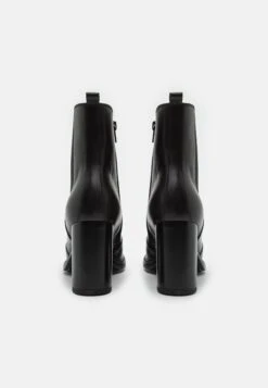 Leather- Enkellaarsjes Met Hoge Hak - Black 11 Leather- Enkellaarsjes Met Hoge Hak - Black -Anna Field Winkel 8285c3f6f7d94045bb79e27db56d5a46